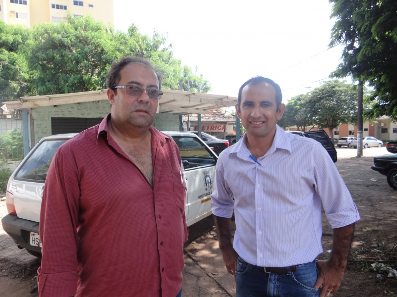 Detrat e secretaria de Serviços Urbanos constroem quebra-molas em Amambai O presidente do Detrat, Silvaljunho e o secretário de Serviços Urbanos, Vilmar Cubas / Foto: Moreira Produções