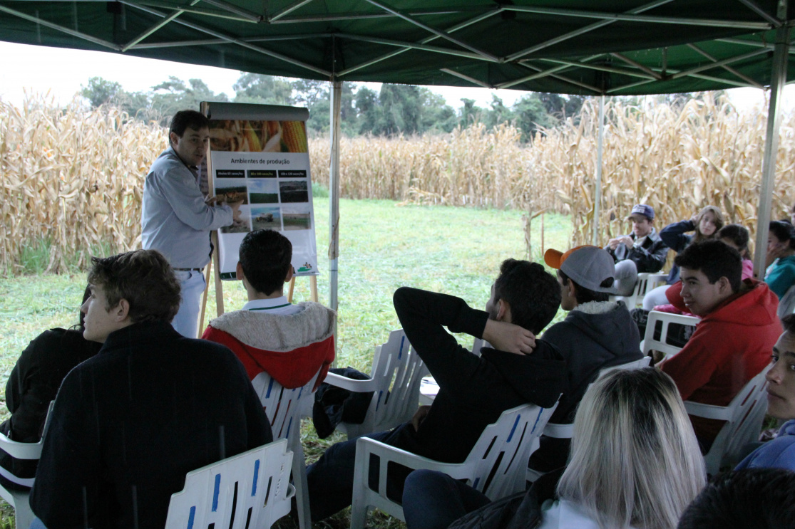 Escola Agrícola de Amambai recebe Dia de Campo da Fundação MS O engenheiro agrônomo, Douglas Gitti, falou sobre a adubação do milho safrinha / Foto: Assessoria