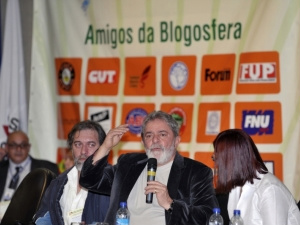 Lula diz em evento de blogueiros que é preciso fazer da banda larga um direito de todos