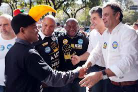 Em Curitiba, Aécio Neves diz que irá avançar nas políticas sociais Em Curitiba, Aécio Neves diz que irá avançar nas políticas sociais