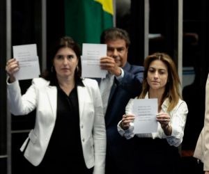 Senadores mostraram os votos. - Foto: Luís Carlos Campos