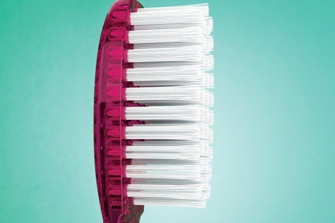 Escovas, aparelhos que escaneiam a boca, seladoras de próteses... Os cuidados com os dentes nunca estiveram tão completos... (Ilustração: Otávio Silveira/SAÚDE é Vital)