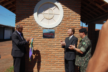 Provida vai prestar atendimento para mulheres Presidente do Provida, pastor Lucivaldo; promotor público, Ricardo Rotunno e o comandante do 17º RC Mec, Cel. Oswaldo Junior, descerrando placa de inauguração. Foto: Moreira Produções