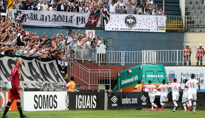 Vasco vence, segue vivo e rebaixa o Joinville