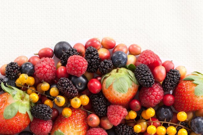 Frutas vermelhas estão entre os principais alimentos com potencial para proteger o cérebro. (Foto: Getty Image/SAÚDE é Vital)