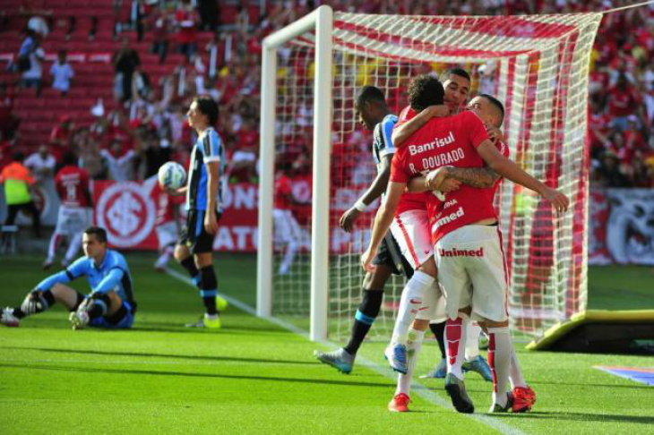 Inter dá o troco no Grêmio, vence clássico e volta à briga pelo G-4