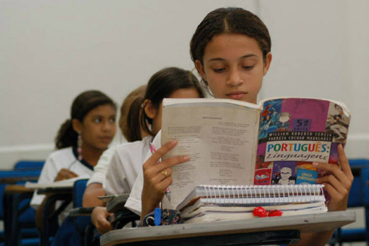 Estudantes terão em sala de aula livros didáticos selecionados pelos seus professores