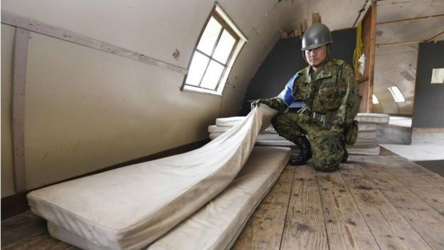 Menino japonês abandonado em floresta deixa hospital e 'perdoa' pai Menino diz que dormiu entre dois colchões em cabana de base militar