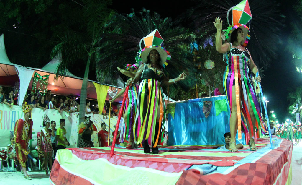 Depois do show das escolas de samba, Corumbá celebra o Carnaval Cultural Um dos carros alegóricos que desfilaram pela avenida levando muito colorido e samba no pé. Foto: Chico Ribeiro