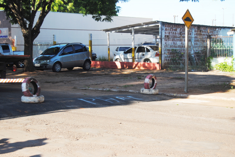 Detrat e secretaria de Serviços Urbanos constroem quebra-molas em Amambai Os redutores de velocidades foram colocados em ruas de maior fluxo de veículos / Foto: Moreira Produções