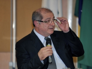 Bernardo prevê problemas de infraestrutura com a popularização da internet banda larga Bernardo prevê problemas de infraestrutura com a popularização da internet banda larga