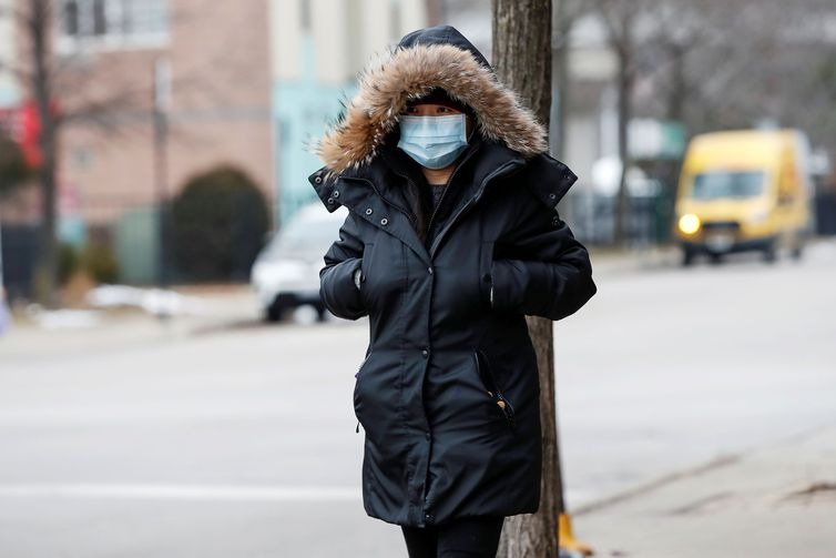 OMS confirma 11.953 casos de coronavírus em todo o planeta Mulher usa uma máscara em Chicago, nos Estados Unidos, após o surto do novo coronavírus REUTERS/Kamil Krzaczynski/direitos reservados
