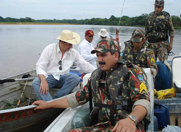As equipes em campo perceberam um grande número de pescadores nos rios e comunicaram ao Comando a necessidade de permanência