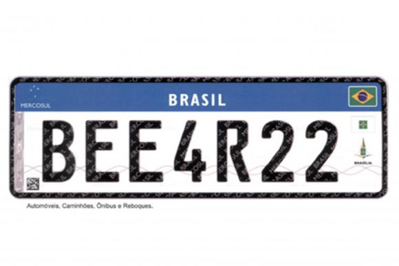 Novo modelo de placas de veículos começa a valer em 1º de setembro Até o final de 2023, toda a frota de veículos nacionais deverá estar circulando com a nova placa de identificação / Foto: Divulgação/Ministério das Cidades