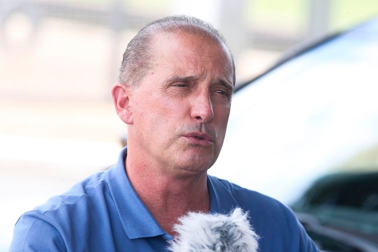 O ministro Onyx Lorenzoni fala à imprensa após reunião com o presidente Bolsonaro, hoje, no Palácio da Alvorada / Foto:   Antonio Cruz/ Agência Brasil