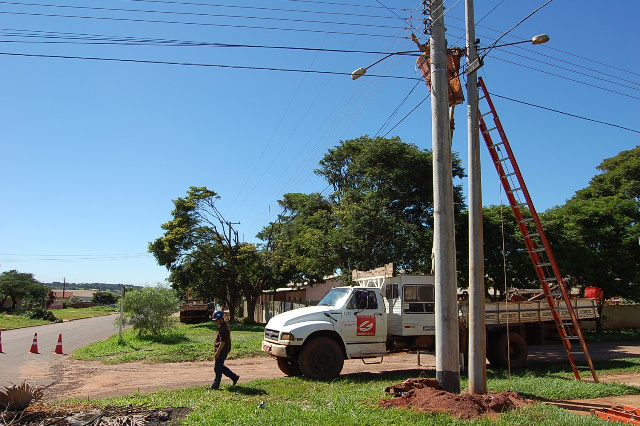 Rede de energia elétrica do Jardim Panorama recebe manutenção Funcionários da empreiteira Eletro Rede, a serviço da Enersul realizam melhorias na rede elétrica na Vila Jardim Panorama. Foto: Moreira Produções.