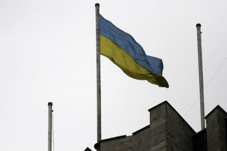 Bandeira ucraniana hasteada no topo do prédio da administração na cidade de Donetsk. 