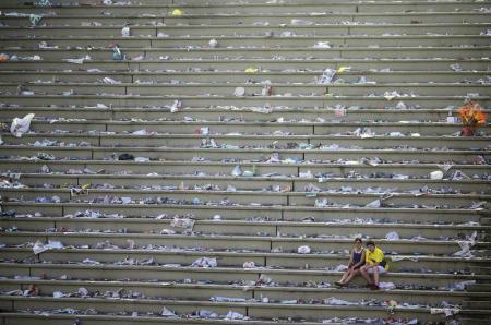 Rio ainda acumula lixo nas ruas após Carnaval com greve de garis Arquibancadas do sambódromo cobertas de lixo após desfile das escolas de samba do Rio de Janeiro.