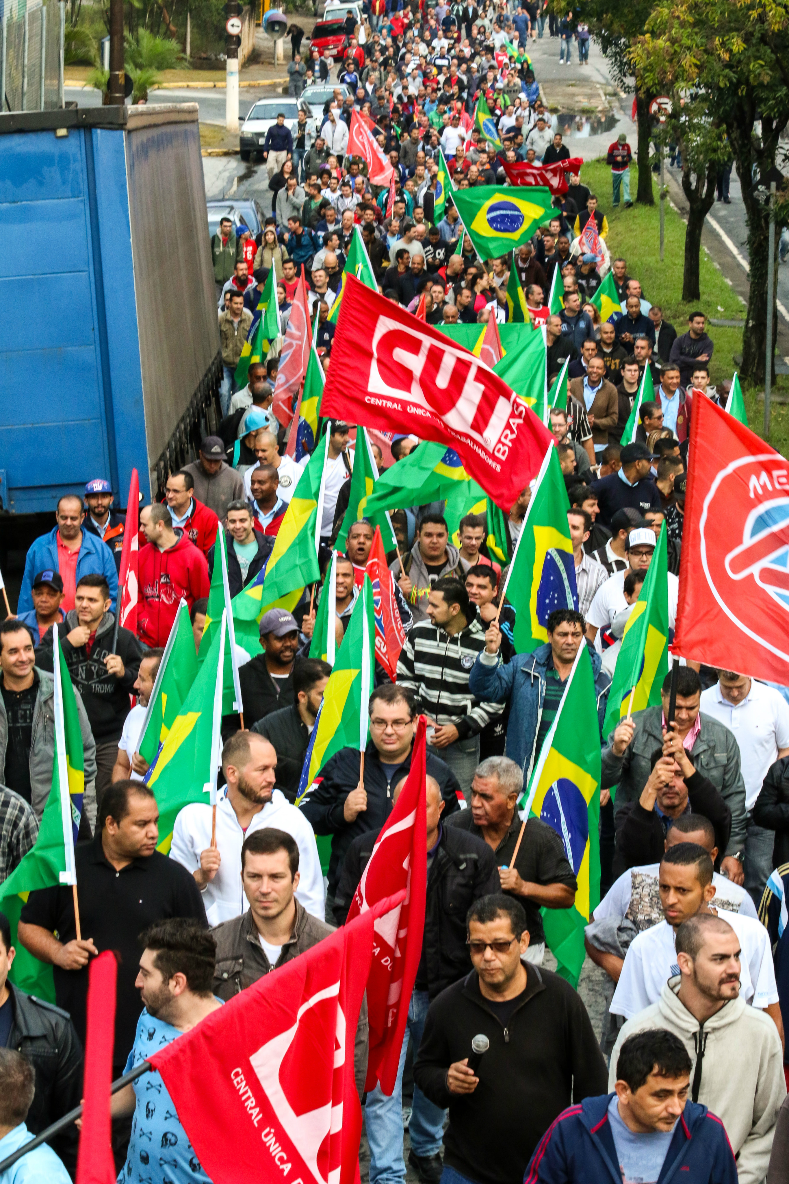 Temer prepara uma reforma trabalhista Os metalúrgicos de São Paulo protestam