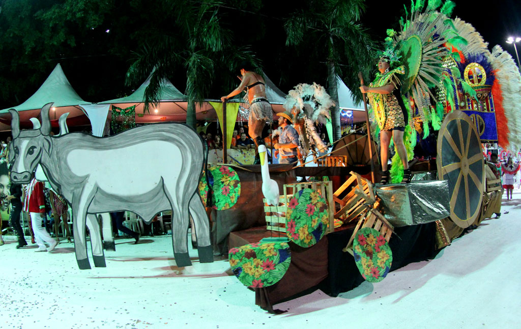 Depois do show das escolas de samba, Corumbá celebra o Carnaval Cultural Carro alegórico foi um dos destaques na passagem pela avenida, recebendo aplausos do público. Foto: Chico Ribeiro