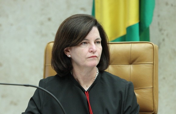 RAQUEL DODGE RECEBEU R$ 11.285 EM DIÁRIAS PARA PALESTRA DE UMA HORA NOS EUA Após ligações da reportagem do Buzzfeed, Dodge transferiu para os cofres públicos os valores das passagens e a taxa cobrada pela agência, no total de R$ 5,2 mil