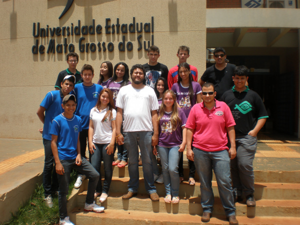 Alunos das Escolas Felipe e Vespasiano em visita à UEMS de Dourados