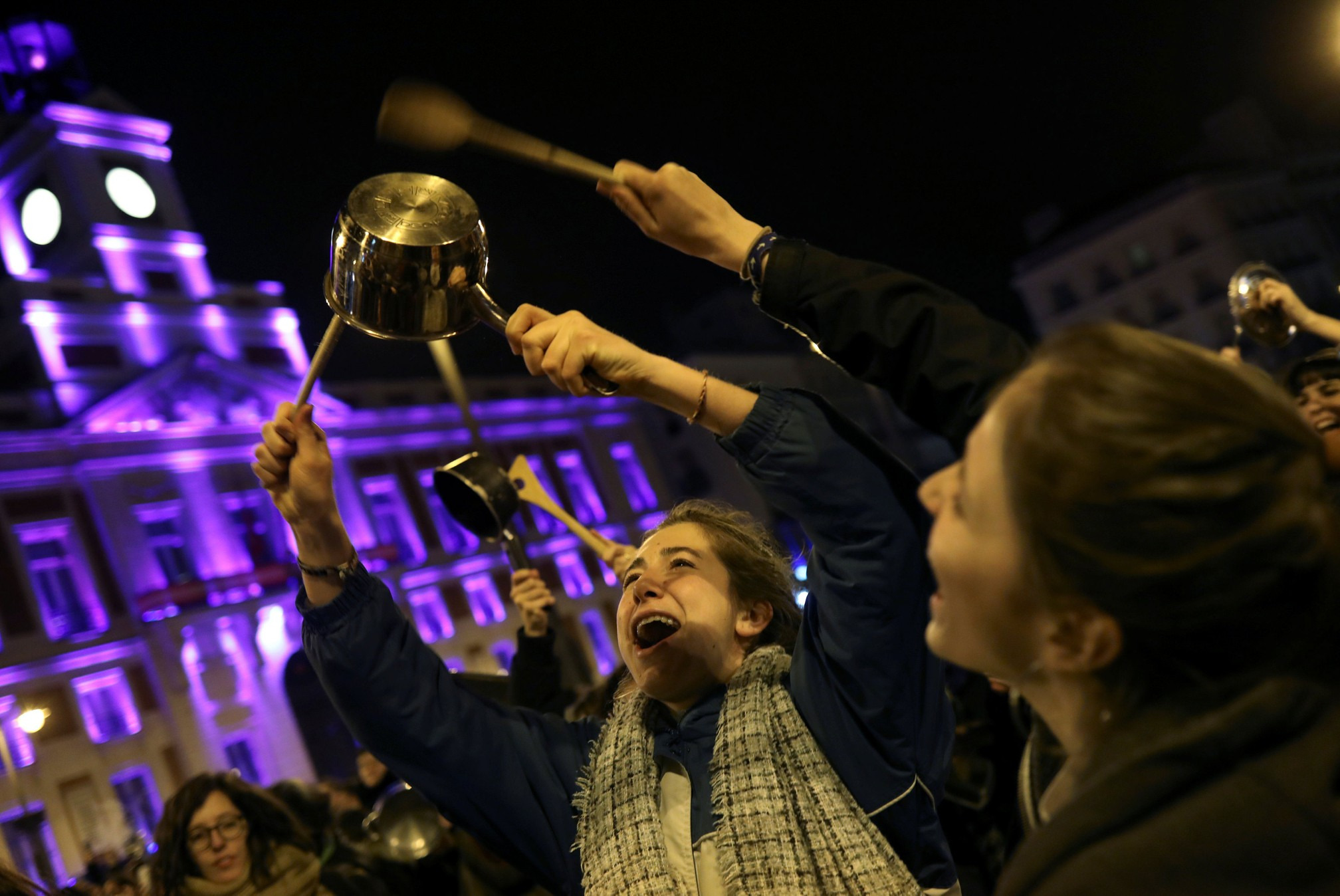 Mulheres participam de protesto na Praça do Sol, em Madri, nesta quinta-feira (8) (Foto: Susana Vera/ Reuters) 