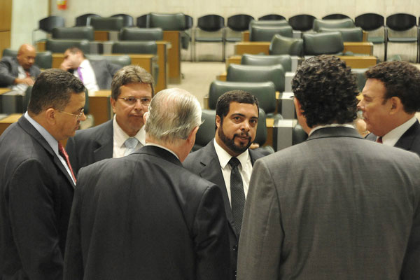 Em um ano, Alckmin vetou 67% dos projetos aprovados pela Assembleia Legislativa Marcolino (centro) diz que há queixas até mesmo entre os integrantes do PSDB (Foto: Assembleia Legislativa)