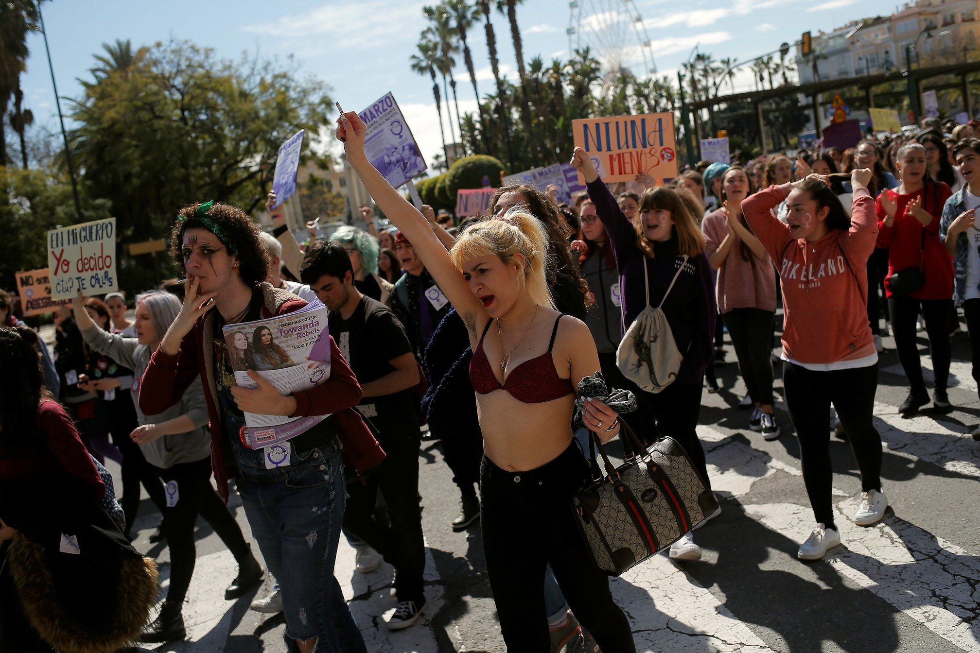 Dia da Mulher tem greve na Espanha e protestos em todo o mundo; veja fotos Manifestação feminista em Málaga, no sul da Espanha (Foto: Reuters/Jon Nazca)