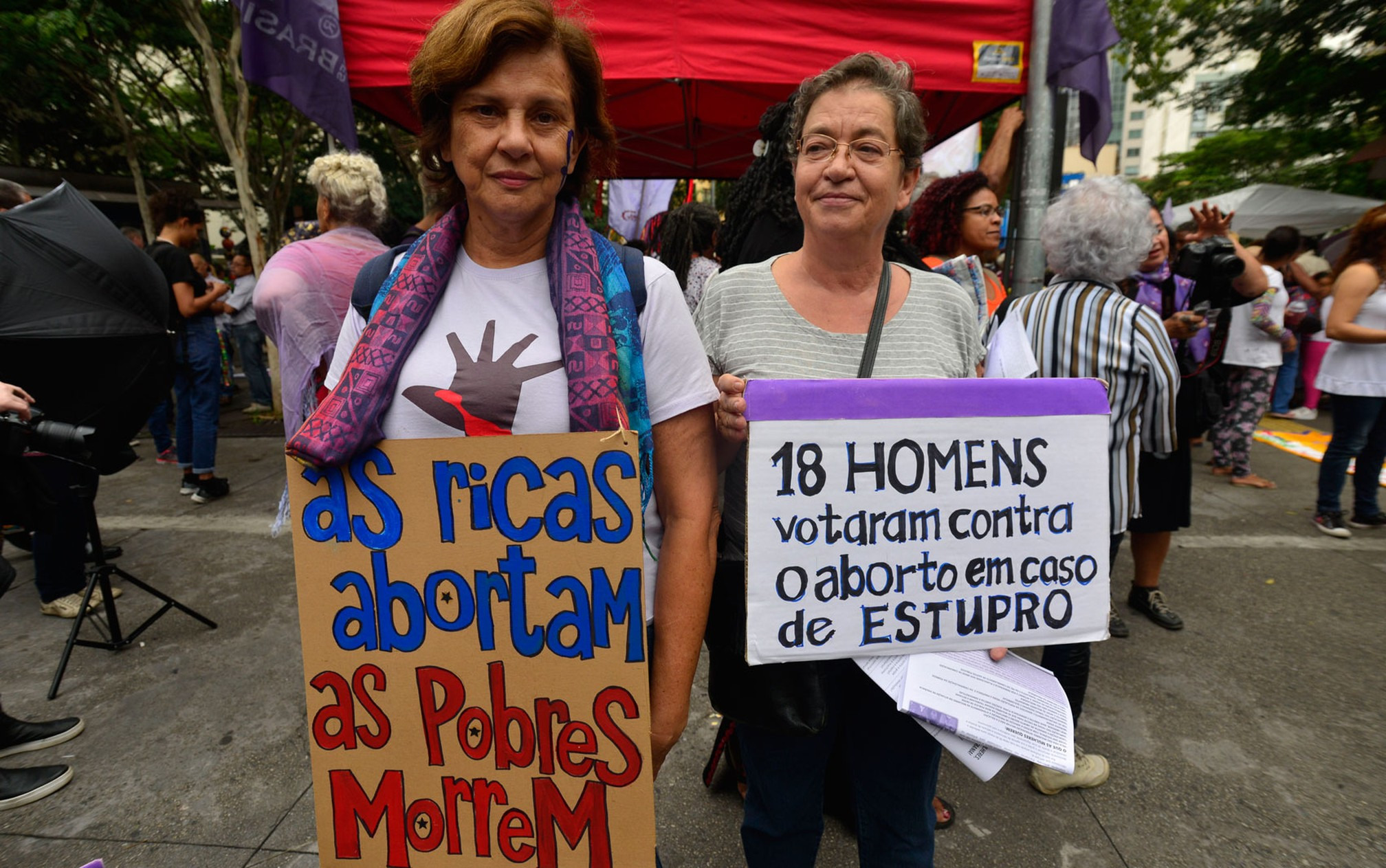 Cartazes durante protesto pelo Dia Internacional da Mulher (Foto: Cris Faga/Fox Press Photo/Estadão Conteúdo) 
