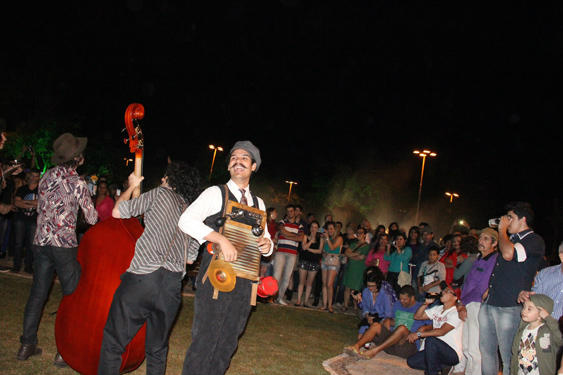No FestinBonito público se diverte com o show de rua da banda Mustache