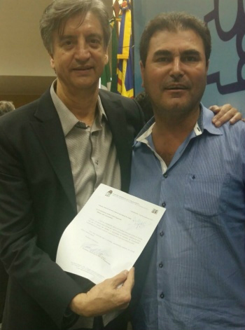 Gilmar Vicentin cobra melhorias de Internet, celular e manutenção de rodovias Gilmar Vicentin entrega ofício ao deputado federal Dagoberto Nogueira pedindo melhorias para a rede de celular e internet de Amambai / Foto: Assessoria