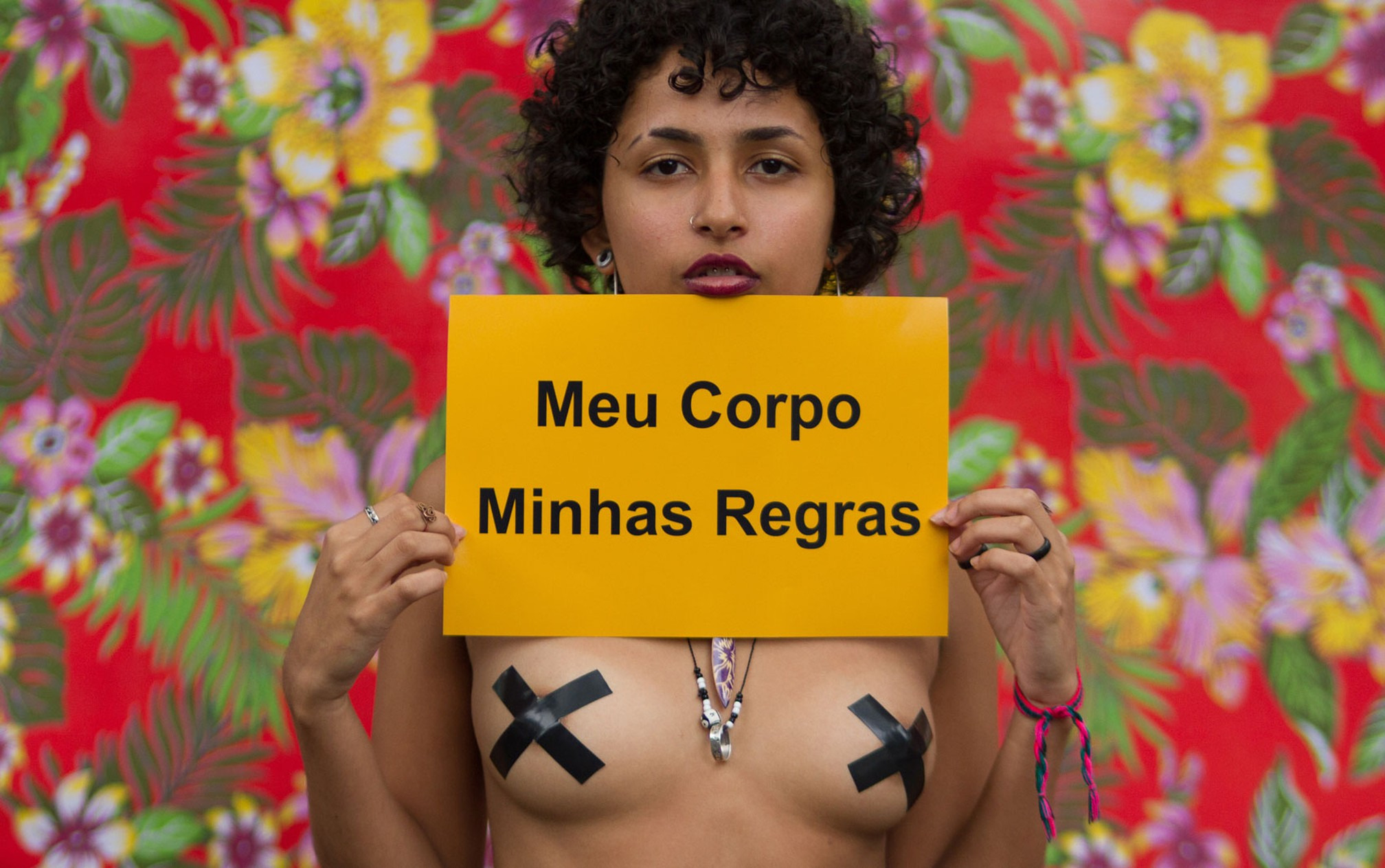 Manifestantes se concentram na praça Oswaldo Cruz, na Avenida Paulista, região centro-sul de São Paulo, nesta quinta-feira (8), para ato como parte do Dia Internacional da Mulher (Foto: KEVIN DAVID/A7 PRESS/ESTADÃO CONTEÚDO) 