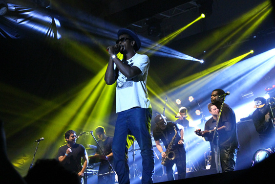 FestInBonito: Seu Jorge segura público de 10 mil pessoas