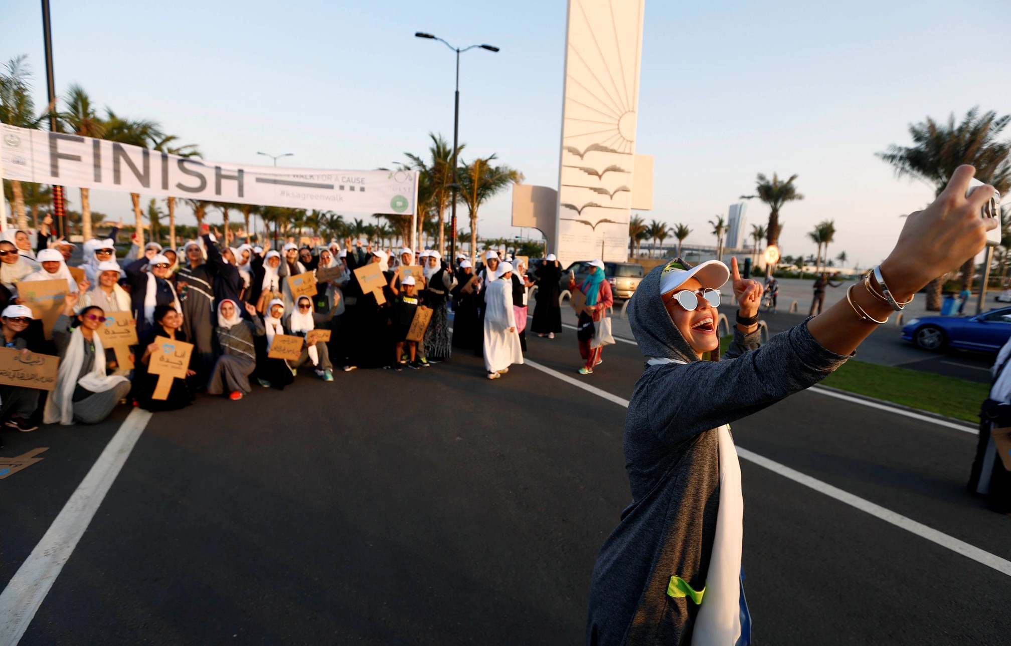 Dia da Mulher tem greve na Espanha e protestos em todo o mundo; veja fotos Hala al-Dakheel tira selfie após a prova de corrida para mulheres na cidade saudita de Jedah. (Foto: Faisal Al Nasser/Reuters)