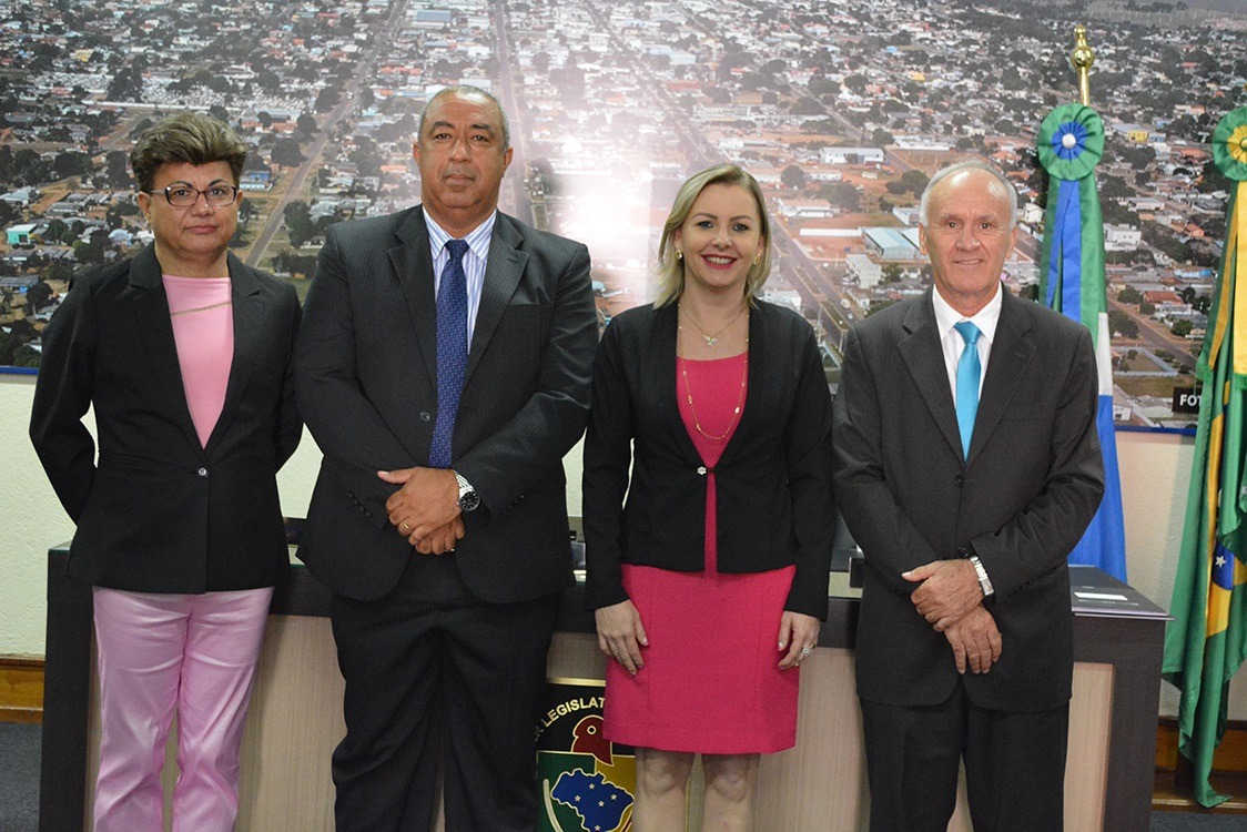 Presidente do legislativo, Janete Córdoba, ao lado dos demais membros da mesa diretora / Foto: Assessoria