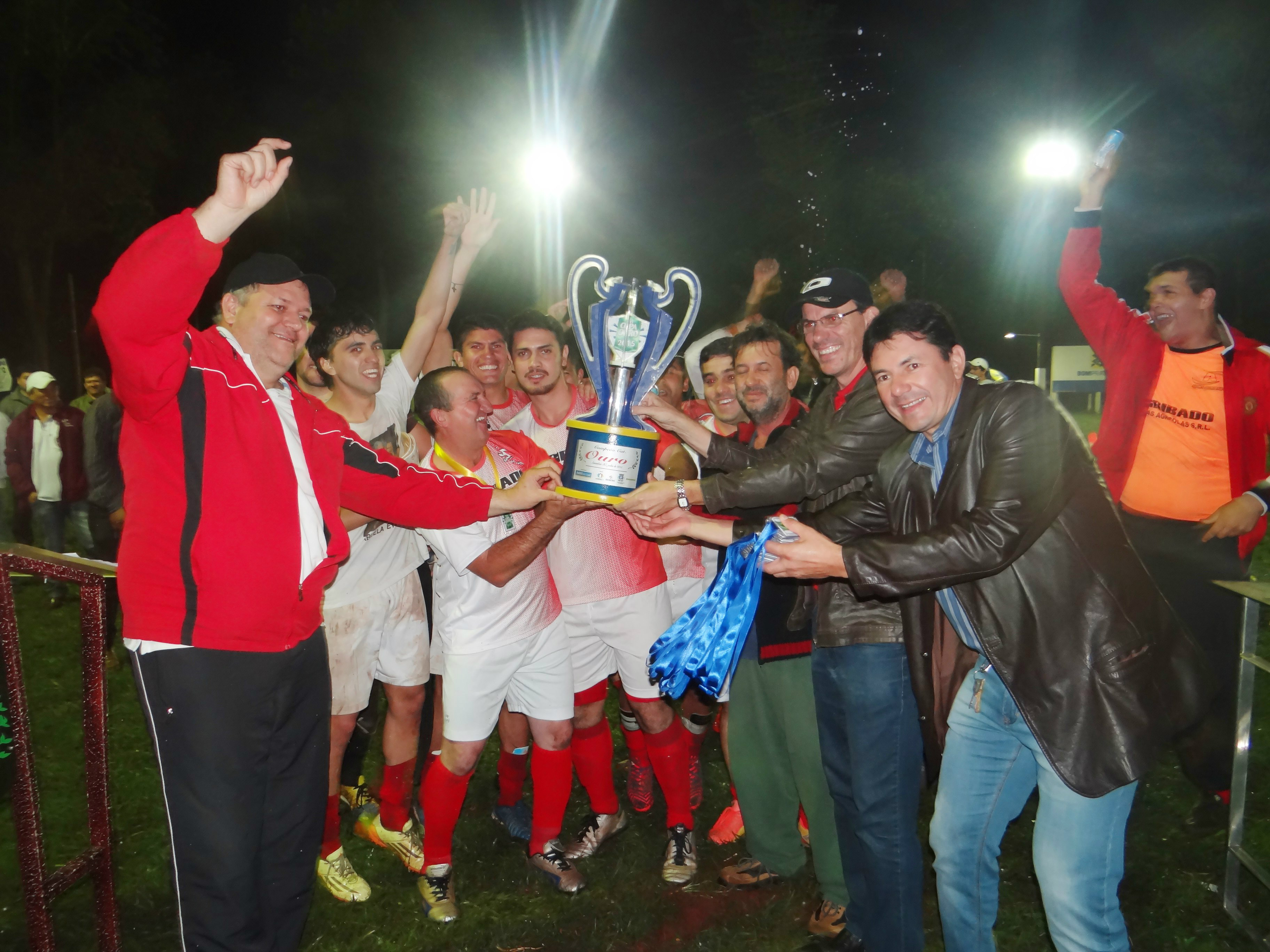 Equipes de Sapucaia e de Pedro Juan conquistam troféus da Copa Ouro 2015 Mercado Girardeli conquista taça na categoria Livre da competição / Foto: Moreira Produções