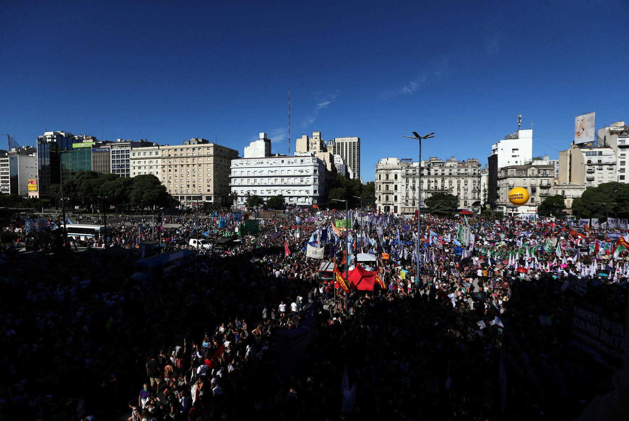 Manifestantes se reúnem nesta quinta-feira (8) na Avenida 9 de Julho, na capital da Argentina (Foto: Marcos Brindicci/Reuters) 