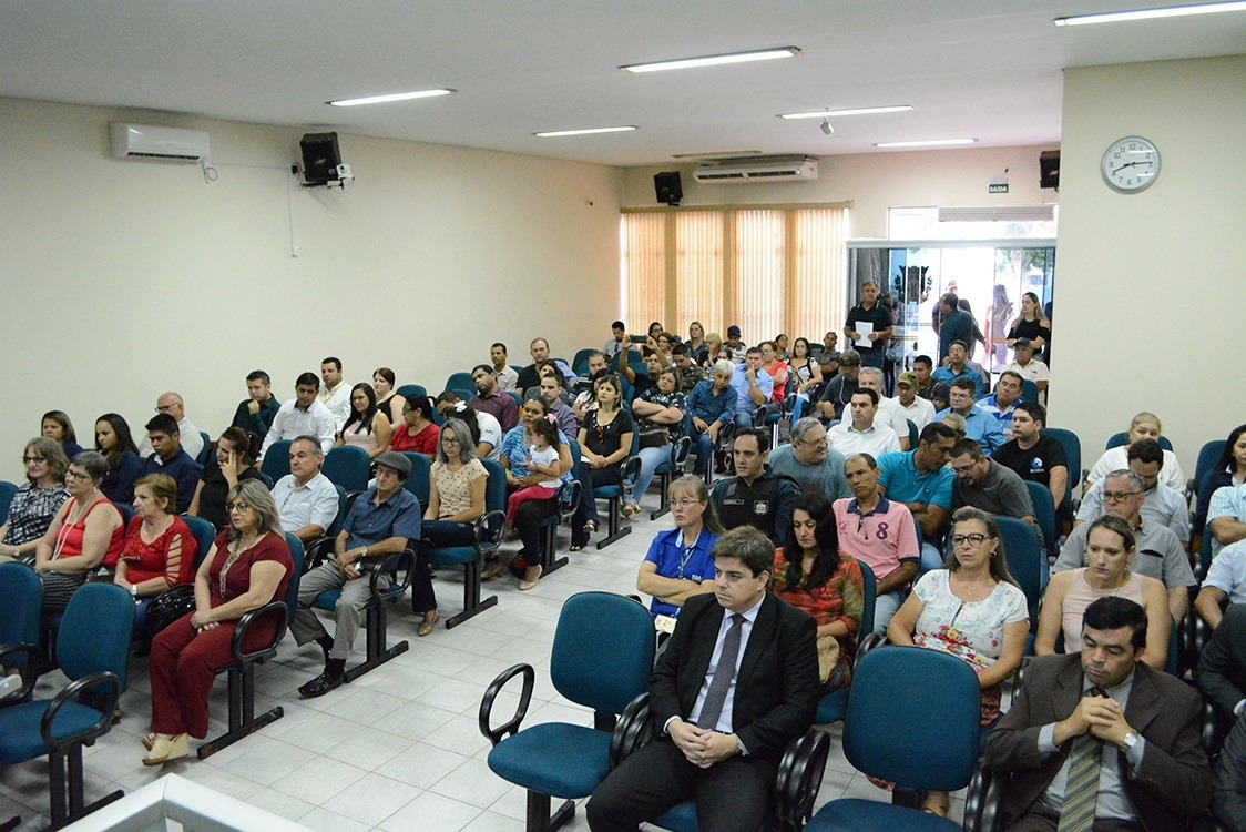 População lotou o plenário da Câmara de Vereadores, na manhã desta segunda-feira (04) / Foto: Moreira Produções