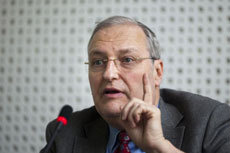 Director do Centro Simon Wiesenthal durante a conferência de imprensa em Berlim