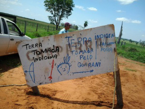 Entrada da Fazenda Chaparral invadida pelos índios, em Japorã