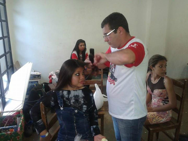 Luiz Cláudio, quem escreveu a peça também esteve acompanhando os alunos e montando os cenários / Foto: Divulgação