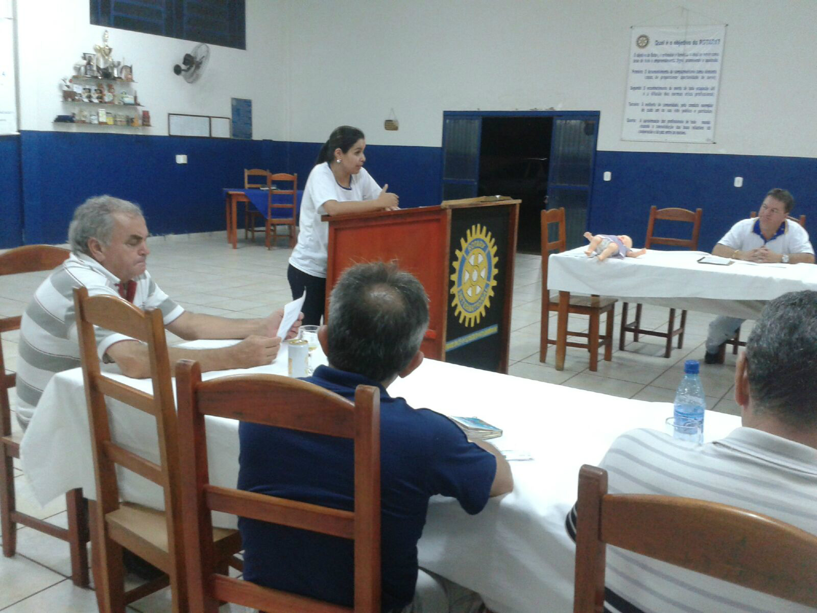 Rotary de Amambai promove Novembro Azul A nutricionista Antoniele palestrando no Rotary de Amambai.