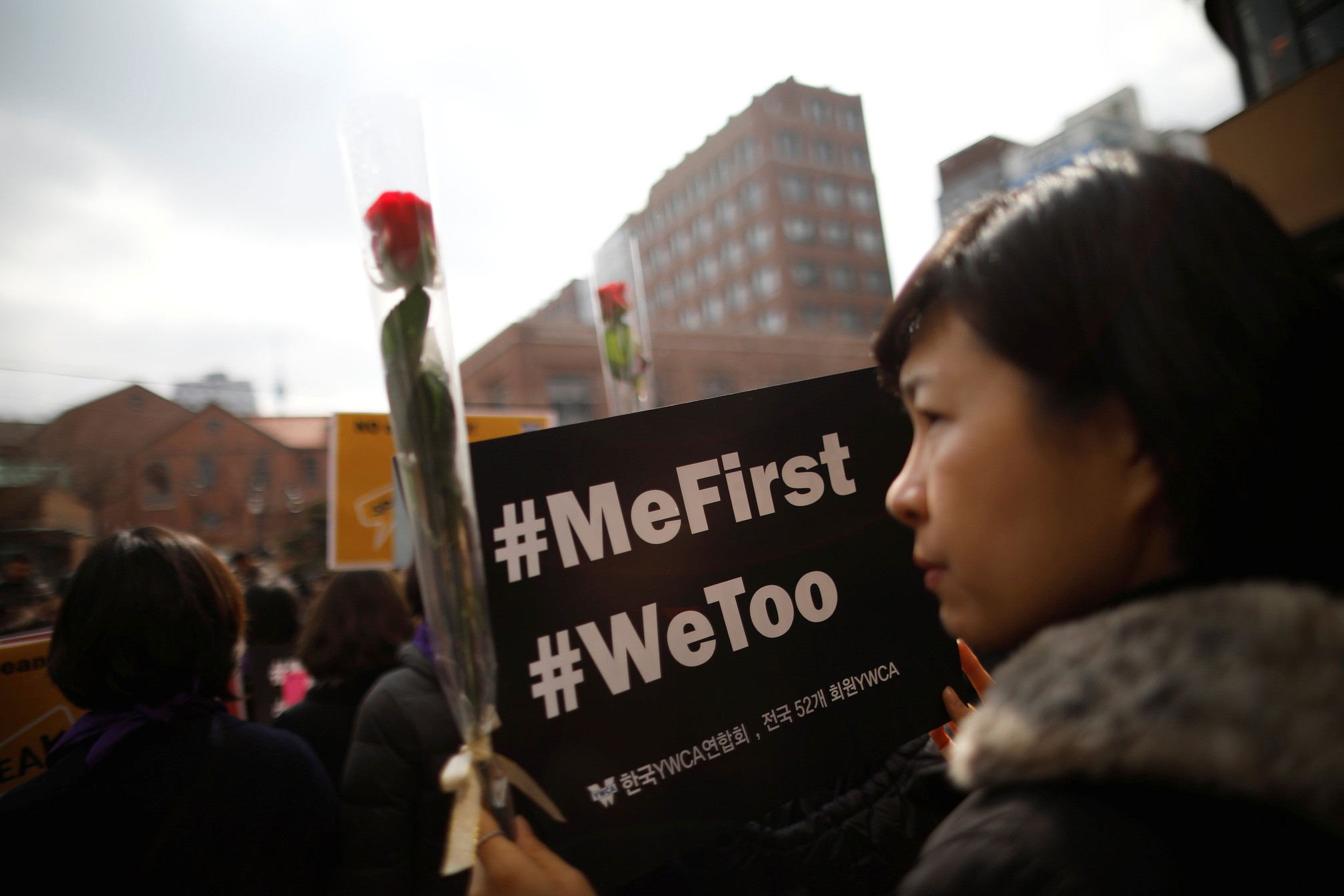 Dia da Mulher tem greve na Espanha e protestos em todo o mundo; veja fotos Mulher participa de protesto em Seul, nesta quinta-feira (8) (Foto: Kim Hong-Ji/ Reuters)