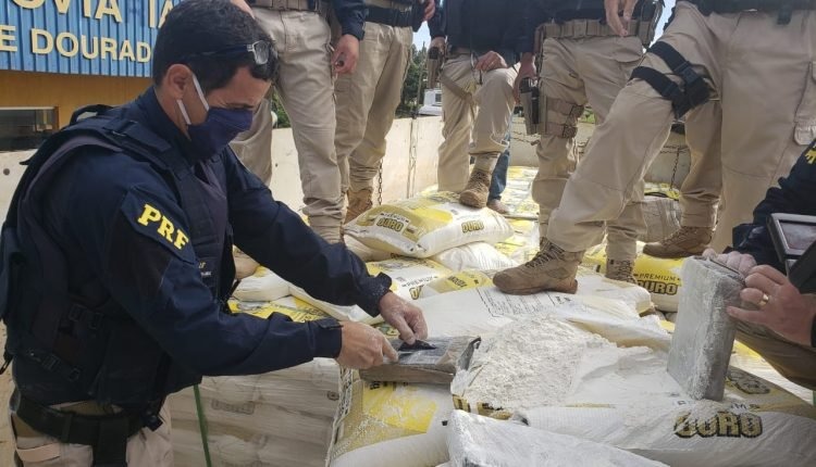 Cocaína apreendida em caminhão é avaliada em mais de 15 milhões de euros Droga foi apreendida no carregamento de farinha (Foto: Marcos Morandi, Midiamax)