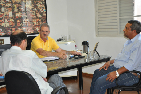 Sérgio Barbosa discute projetos com o deputado federal Geraldo Resende Sergio Barbosa, Geraldo Resende e o vereador Carlinhos.