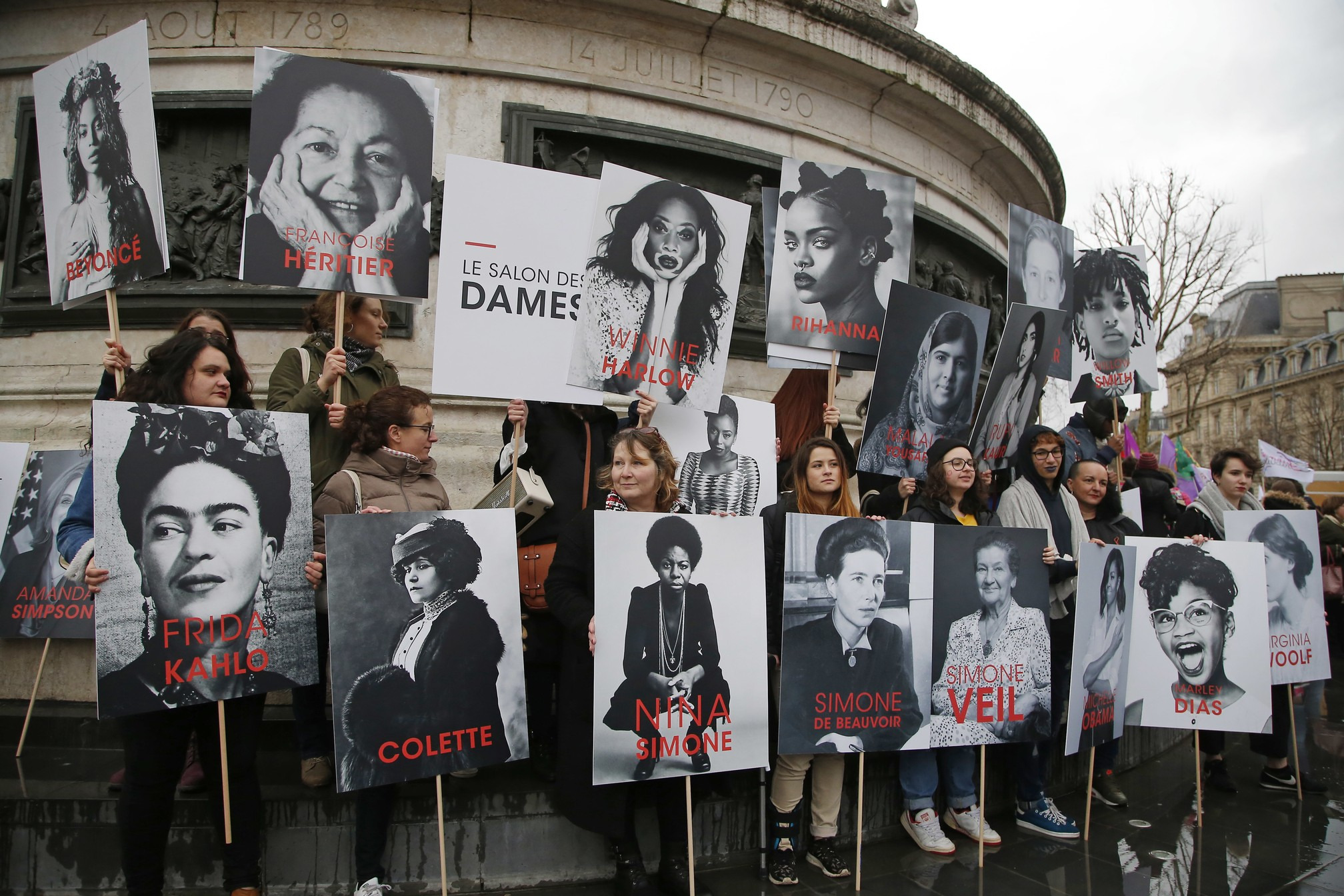 Mulheres erguem cartazes de feministas famosas em Paris (Foto: AP/Michel Euler) 