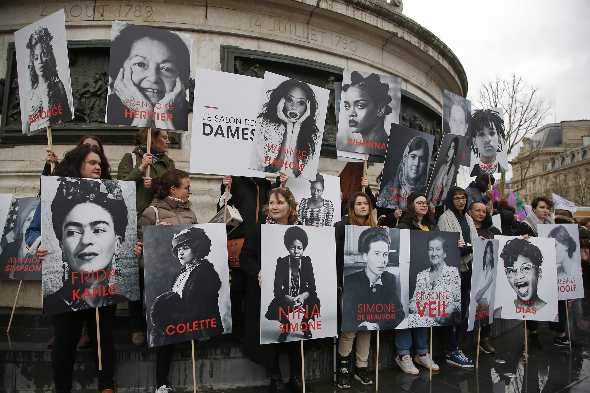 Dia da Mulher tem greve na Espanha e protestos em todo o mundo; veja fotos Mulheres erguem cartazes de feministas famosas em Paris (Foto: AP/Michel Euler)