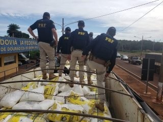 Cocaína apreendida em caminhão é avaliada em mais de 15 milhões de euros Droga estava escondida na carga (Foto: Marcos Morandi, Midiamax)