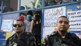Policiais militares fazem a proteção do prédio 